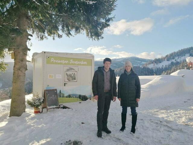 Monika Mattl mit Sohn und Fleischermeister Alexander Mattl vor der neu errichteten "Preimser Jausenbox". | Foto: Privat