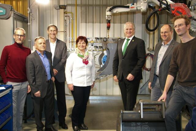 Berichteten über den Glasfaseranschluß bei der Firma Winkelbauer. V.l.n.r.: Roman Neubauer, Bgm. Hubert Höfler, Erich Rybar, Bgm. Gerlionde Schneider, Peter Moser, Michael und Stephan Winkelbauer. | Foto: Hofmüller (13x)
