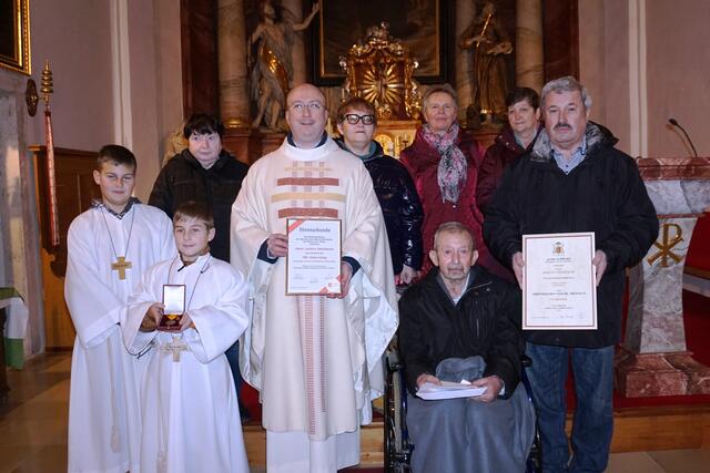 Im Rahmen des Gottesdienstes gratulierten Johann Steinbauer zum 100. Geburtstag::
1. Reihe: Ministranten Alexander und Gabriel Wandl, Pfarrmoderator Mag. P. Artur Kania, Sohn Johann Steinbauer;
2. Reihe (v.l): Hilda Dietl, Kerstin Mistelbauer, Edeltraud Ecker und Gisela Waglechner für die Pfarre.
