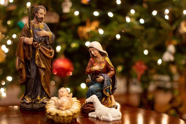 Josef, Christuskind und Maria mit einem Lamm