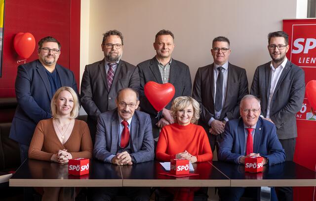 Evelyn Müller, Siegfried Schatz, Elisabeth Blanik und Wilhelm Lackner. Dahinter Armin Vogrincsics, Karl Zabernig, Herbert Niederbacher, Jürgen Hanser und Christopher Handl (v.l.). | Foto: Brunner Images