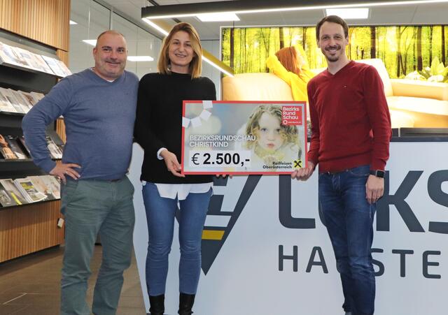 Roman und Kerstin Luksch, Inhaber der Firma Luksch Haustechnik in Dorf an der Pram, spendeten 2.500 Euro ans BezirksRundschau Christkind. Geschäftsstellenleiter Andreas Osterkorn nahm die Spende entgegen und sagte im Namen der Familie Forster Danke. | Foto: Luksch