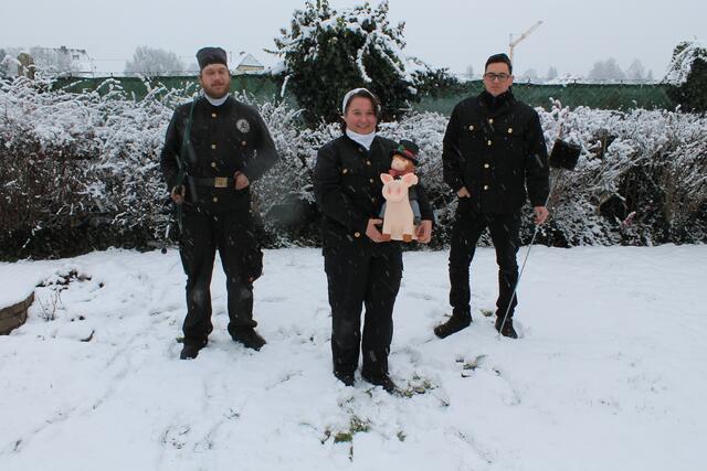 Schwein haben für 2022: Bezirksrauchfangkehrermeisterin Sigrid Zeschinger (Bildmitte) mit ihren Mitarbeitern Mitarbeiter Christian Heitzinger (li.) und Mario Kronstein (re.). | Foto: BRS