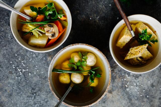 Tut-gut-Hühnersuppe nach Didi Maier mit individuellen beilagen