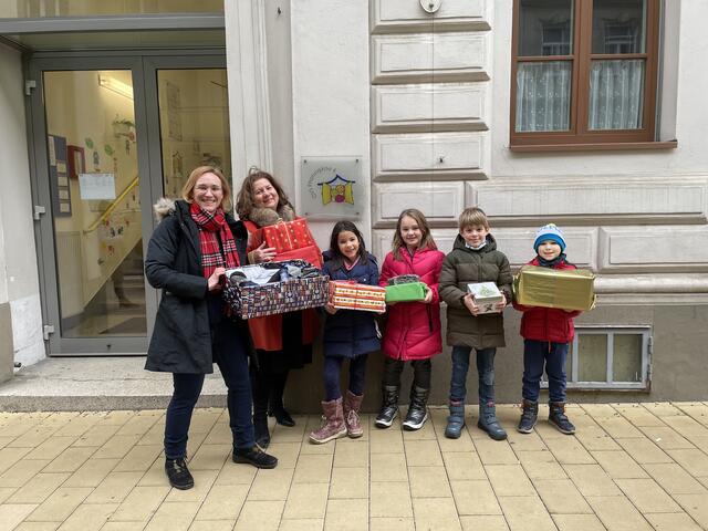 Auch Bezirksvorsteherin spendete ein Geschenk an die Sammelaktion der Volksschulkinder.  | Foto: Salme Taha Ali Mohamed 