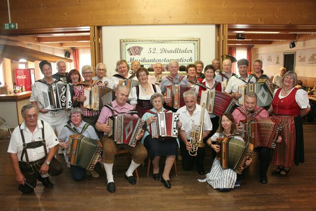 Stammtischleitung, ganz rechts, Frau Rathkolb im Dirndl und ganz links, Josef Rathkolb