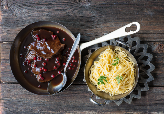 Burgunder Rindsbraten nach Andreas Döllerer: "Am Ende sollte die Sauce seidig glänzen. Den Braten aufschneiden, dieScheiben vor dem Servieren nochmals behutsam in der Sauce erwärmen".