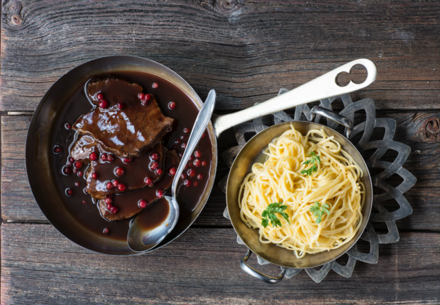 Burgunder Rindsbraten nach Andreas Döllerer: "Am Ende sollte die Sauce seidig glänzen. Den Braten aufschneiden, dieScheiben vor dem Servieren nochmals behutsam in der Sauce erwärmen". | Foto: Aus Andreas Döllerers neuem Kochbuch "Das Wirtshaus"