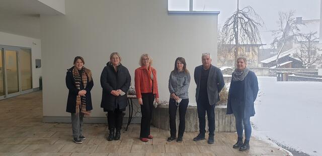  Die FSBHM Landeck Perjen und das Bildungszentrum St. Vinzenz ebnen den Weg in die Pflege: Julia Kuen, Stefanie Baumann, BiZ-Direktorin Anneliese Flasch, Rebekka Wolf, FSBHM Direktor Heinz Kofler und Iris Jenewein (v.li.) | Foto: FSBHM Landeck-Perjen
