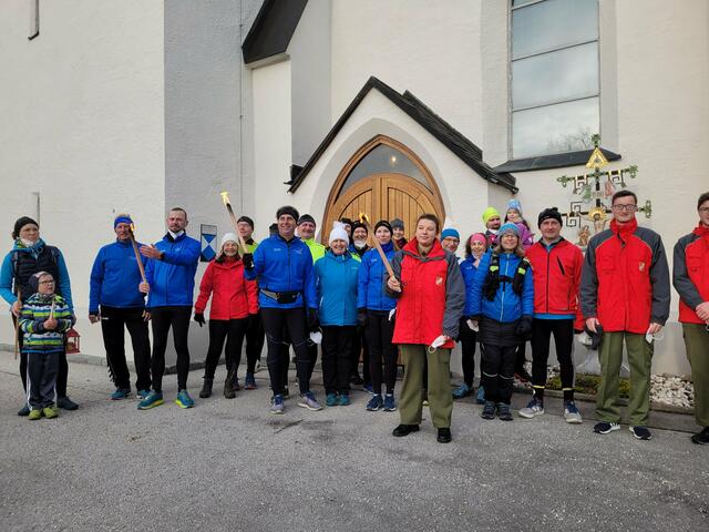 Sportler und Feuerwehrmänner und -frauen holten das Friedenslicht aus Kremsmünster im Friedenslicht-Marathon