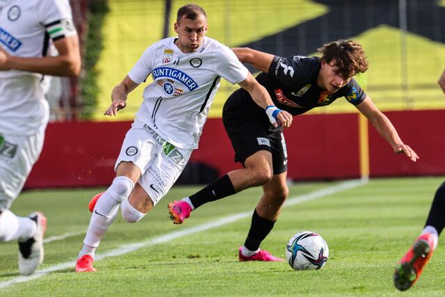 Hier noch gegen, bald mit Sturm: Luca Kronberger (r.) ist ein weiteres hoffnungsvolles Talent in den Reihen der Schwarz-Weißen. | Foto: GEPA