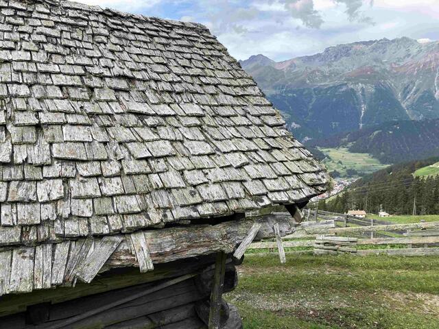 Kulturgut hoch über Nauders erhalten: Besonders das alte Holzschindeldach beim Stabelshof ist in einem desolaten Zustand.  | Foto: TVB Tiroler Oberland – Erlebnisraum Nauders