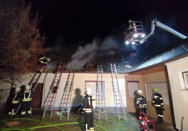 Mit Leitern wurde der Außenangriff durchgeführt. | Foto: FF Neudörfl
