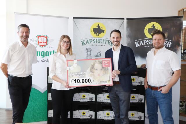 Gerhard Altendorfer und Julia Selker von Baumgartner mit Andreas Osterkorn (BRS Schärding) und 6er-Tragerllauf-Organisator Geri Bischof. | Foto: BRS