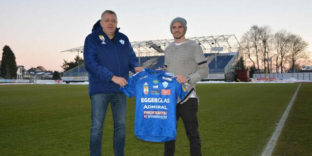 Obmann Erich Korherr heißt Patrick Farkas in Hartberg willkommen. | Foto: TSV Hartberg