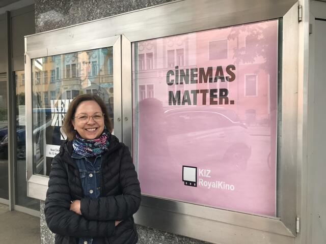Glaubt nicht, dass die kleinen Grazer Programmkinos dem Untergang geweiht sind: Barbara Brunner vor dem KIZ Royalkino | Foto: KIZ Royalkino