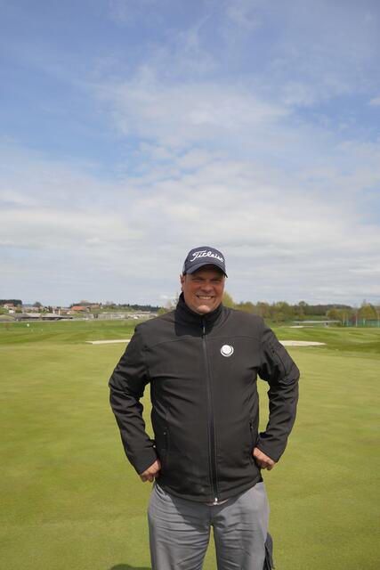 Bernhard Ufertinger ist der neue Head-Greenkeeper am Golfplatz in Eugendorf. | Foto: Emanuel Hasenauer