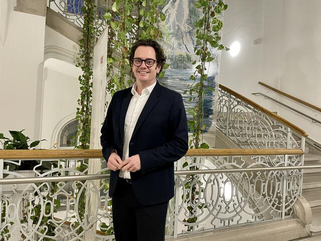 Grün drinnen, draußen und im Herzen: Bezirkschef Markus Reiter setzt im Neubauer Amtshaus auf hängende Pflanzen. | Foto: pez