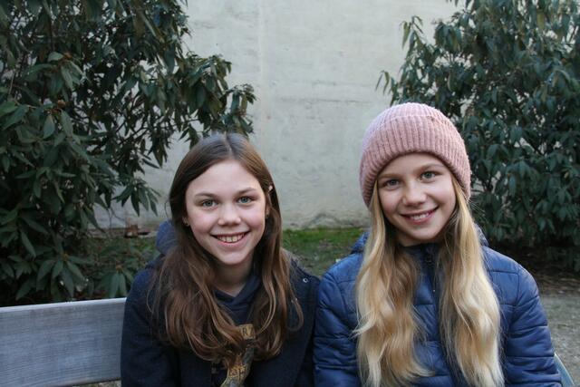 Leni (l.) und Lisa im trostlosen Rosaspark. Die beiden freuen sich schon auf ihren neuen Spielplatz.