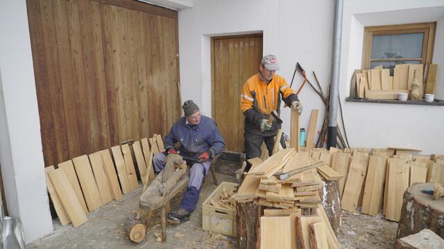Josef Plangger (Stableser Seppl, li.) und DI Siegfried Ellmauer, Chef der Direktion für Landesplanung OÖ, in der Schindelwerkstatt. | Foto: TVB Tiroler Oberland – Erlebnisraum Nauders