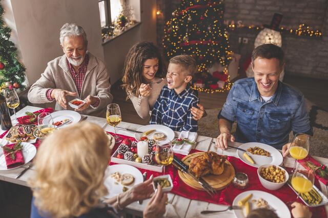 Genießen Sie ein selbstgemachtes Weihnachtsmenü ganz ohne Stress. | Foto: AdobeStock/Impact Photography