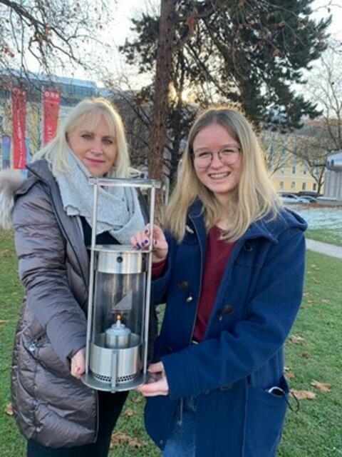 Dr. Winzig und Benita Baschinger mit der Speziallaterne für das Friedenslicht | Foto: Bild: PRIVAT