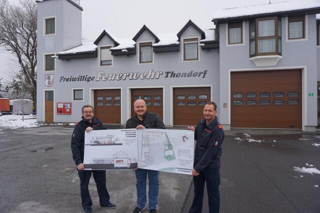 Thondorfs Hauptmann Gernot Nahler (l.) und Stellvertreter Thomas Gollner (r.) präsentieren mit Bürgermeister Gerald Wonner die Umbaupläne. | Foto: Ulrich