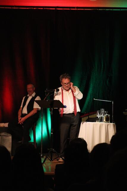 Schauspieler Wolfram Berger in Aktion auf der Bühne in Fehring.  | Foto: RegionalMedien