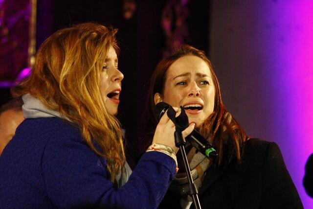 Zwei enge Freund:innen gemeinsam auf einer Bühne. Was kann schöner sein.