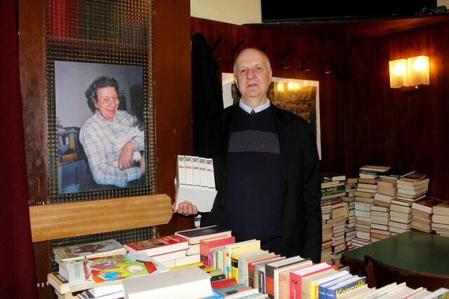 Legendär ist Heinz Sommers Büchertisch zur freien Entnahme. Bücher sind auch in der ehemaligen Telefonzelle dahinter gelagert und an den Fensterbrettern auf der Gasse. | Foto: Ulrike Kozeschnik-Schlick
