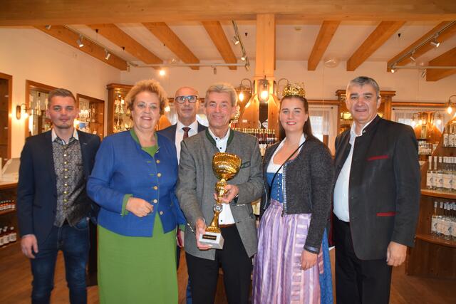 Ein Pokal für "Macher" Josef Puchas: Marcel Puchas, Verena Dunst, Werner Unger, Josef Puchas, Susanne Riepl und Walter Temmel (von links).  | Foto: Elisabeth Kloiber