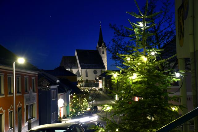 Pabneukirchen: Fünf wunderschöne große Christbäume spendete wieder wie die Jahre zuvor die Familie Pauline und Hubert Riegler-Klinger.  | Foto: zin.