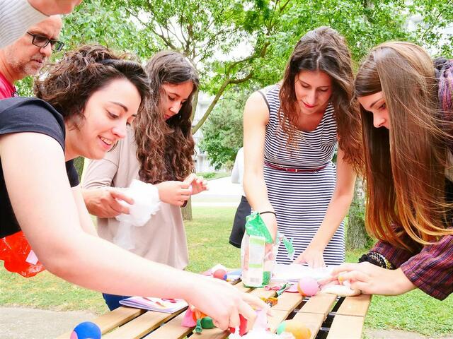 Hoch konzentriert und mit Freude probierten die Teilnehmerinnen und Teilnehmer beim Training „U Facilitating U“ neue Methoden aus. | Foto: OeAD – Agentur für Bildung und Internationalisierung