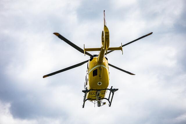 Die 70-Jährige aus dem Bezirk Steyr-Land stürzte zu Boden und schlug mit dem Kopf am Asphalt auf. Die Verletzte wurde mit dem Rettungshubschrauber in den MedCampus III nach Linz überstellt. | Foto: Fotokerschi.at/Bayer (SYMBOLFOTO)