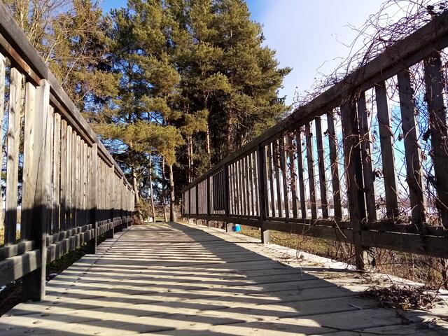 Der Steg führt über die ? zum Beitrag