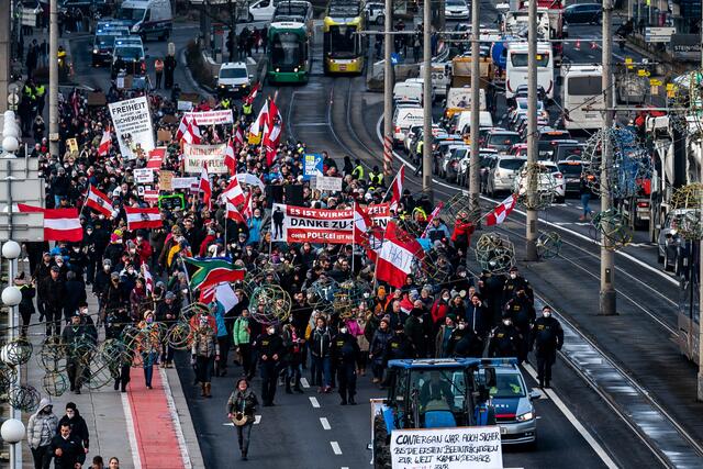 Demos gegen Maßnahmen und Impfpflicht führen immer wieder zu Verkehrsbehinderungen in der Linzer Innenstadt. | Foto: Fotokerschi.at/Kerschbaummayr