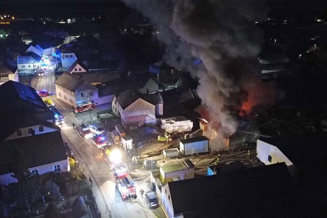 Eine gewaltige Rauchsäule stieg im Vitiser Ortszentrum auf. | Foto: BFK Waidhofen/St. Mayer