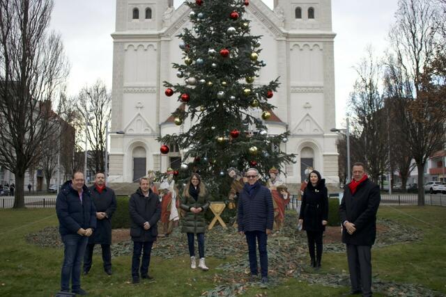 Foto n.l.n.r: Bezirkssekretär BR Manuel Kosazky, GR Ernst Holzmann, Klubobmann Michael Dedic, GR Ewa Samel, GR und Bezirksparteivorsitzender der SPÖ SImmering Rudi Kaske, BV-Stv. Ramona Miletic, Bezirksvorsteher Thomas Steinhart.