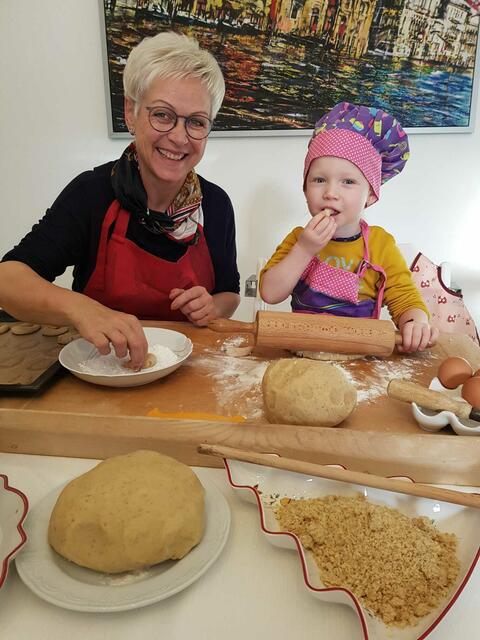 Leonore Weisz hilft Oma Mariella Steiner fleißig beim Vanillekipferl-Backen in der Weihnachtsbäckerei in Podersdorf am See. | Foto: Patricia Weisz