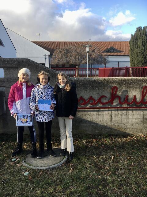 Anna, Klara und Laura von der 4. Klasse der Volksschule Mönchhof bedanken sich bei allen, die ihre Idee – Verkauf von selbstgebastelten Weihnachtskarten zugunsten des SOS Kinderdorfes – unterstützt haben. | Foto: Anna Zwinger