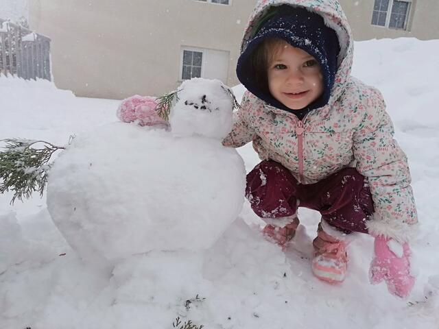 Amy Kröpfl aus Oberdrosen mit ihrem selbstgebauten Schneehasen.Die Freude steht ihr ins Gesicht geschrieben.  | Foto: Anna