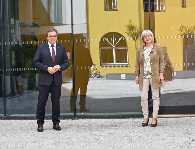 LH Günther Platter und LRin Beate Palfrader: "Mit dieser Unterstützung können finanzielle Auswirkungen der Corona-Pandemie auf ArbeitnehmerInnen, Arbeitslose, AlleinerzieherInnen und deren Familien abgefedert werden."  | Foto: © Land Tirol