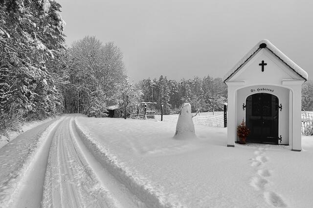 Ein kleines, festlich geschmücktes Bäumchen an der Kapelle zum heiligen Hubertus in Unterwaldbauern. | Foto: © by bettina seier