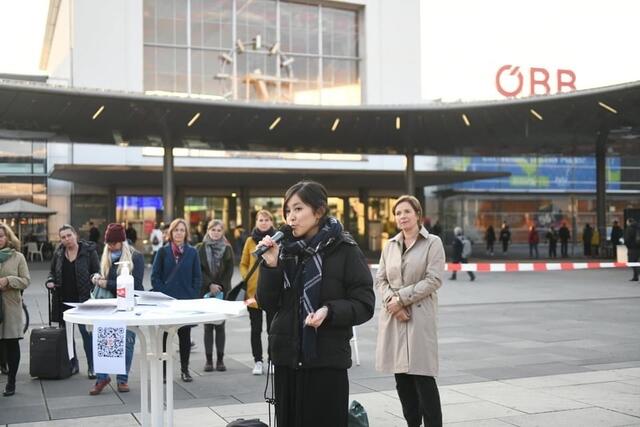 Mahdieh Saberi hielt bei der Eröffnung der Ausstellung "Wir schaffen das!" in Graz eine berührende Rede. | Foto: Saberi