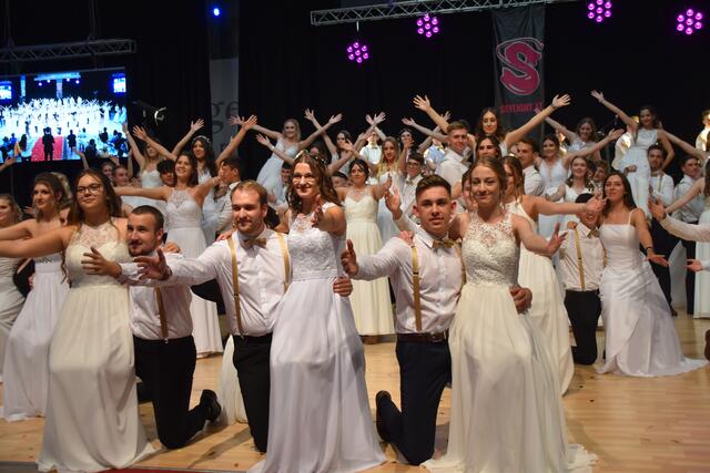 Die Maturanten und Absolventen boten eine tolle Polonaise als Eröffnung des Balls. | Foto: Michael Strini