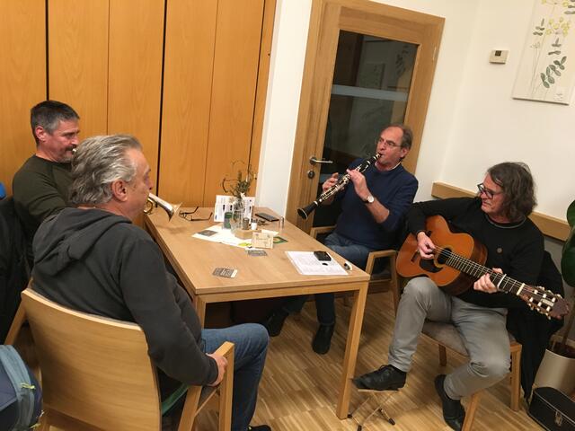 Die Lembacher Musiker Stefan Baumüller (Trompete), Wolfgang Gierlinger (Klarinette) und Bernhard Baumüller (Gitarre) bei ihrer Wirthshaustour  am Stfansplatzerl in St.Stefan.  | Foto: Helmut Eder