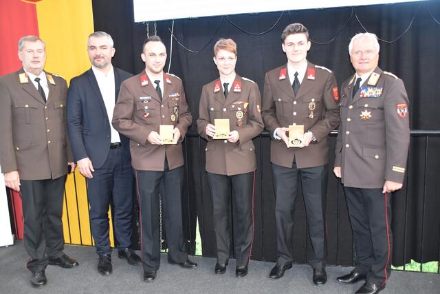 Ehrung Feuerwehrleistungsabzeichen in Gold: LFK Alois Kögl, LR Heinrich Dorner, Florian Graf, Viktoria Jaschich, Felix Nechansky, BFV-Präs. Albert Kern | Foto: Michael Strini