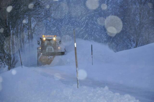 In schneereichen Wintern, wie hier zum Beispiel 2019 in Haibach, ist der Winterdienst beschwerlich. | Foto: Josef Reingruber