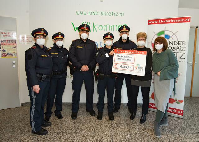 Bei der Übergabe (vl): Helga Schöfbeck, Sabine Reisinger, Mario C., Jacqeline S., Benjamin W., Marion S. und Sandra G..