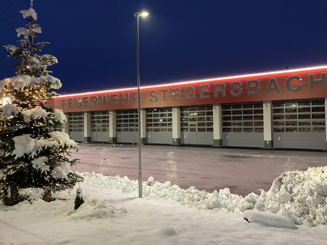 Weihnachtsbaum vor Feuerwehrhaus